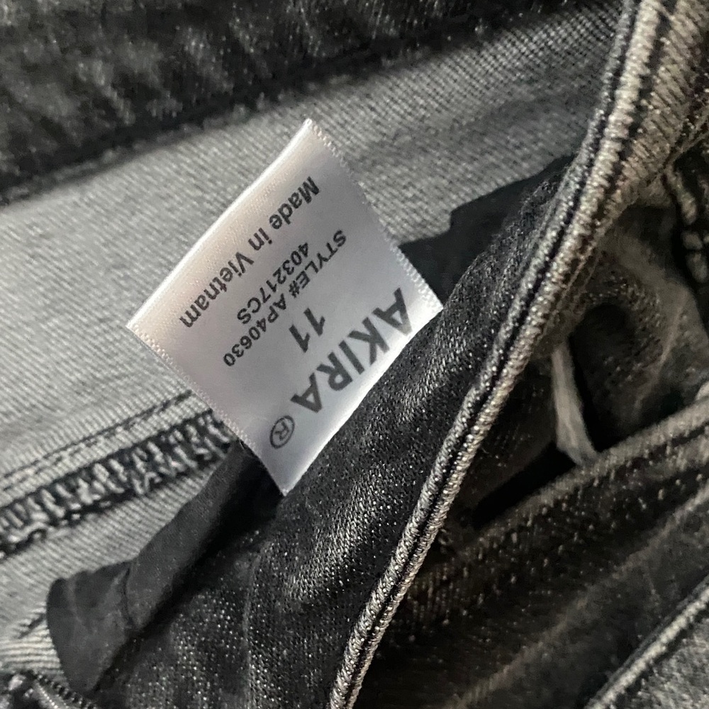 AKIRA SUPER DISTRESSED RELAXED FIT JEANS - Picture 3 of 12